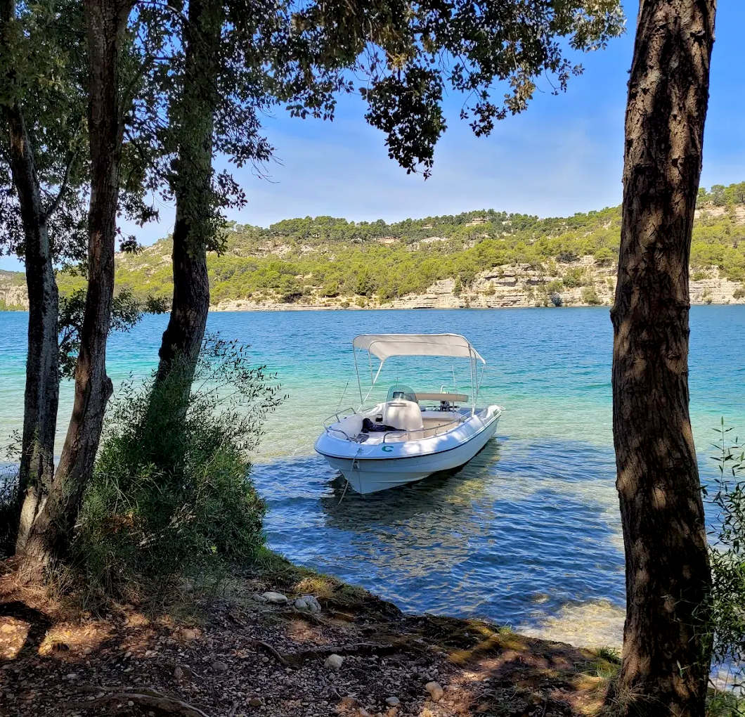 Photos d'un bateau accosté au lac d'Esparron