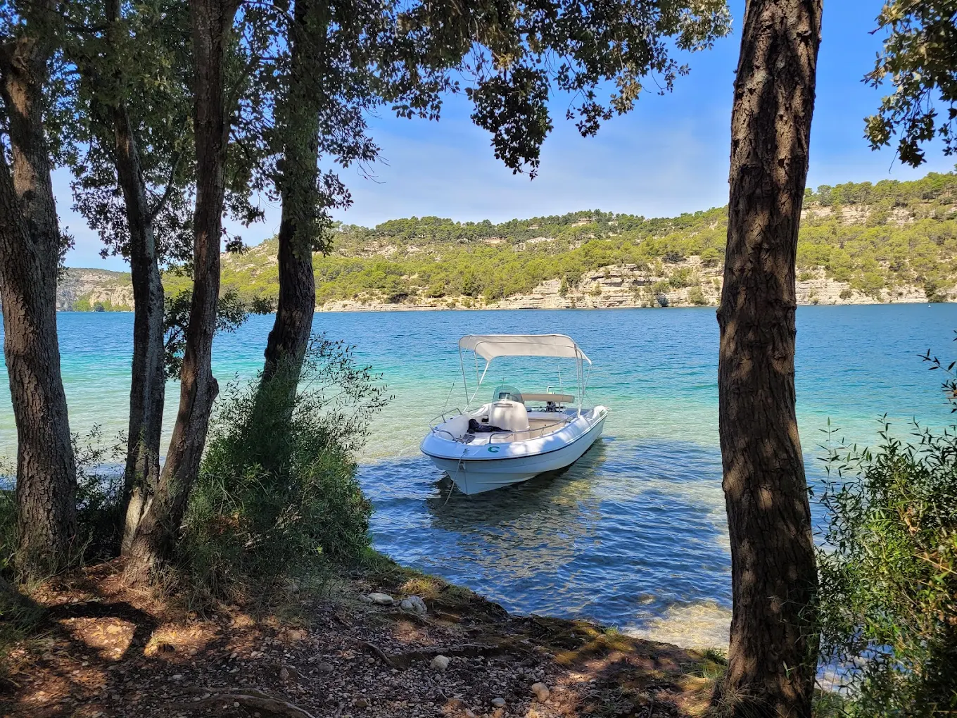 Image d'un bateau accosté au lac d'esparron